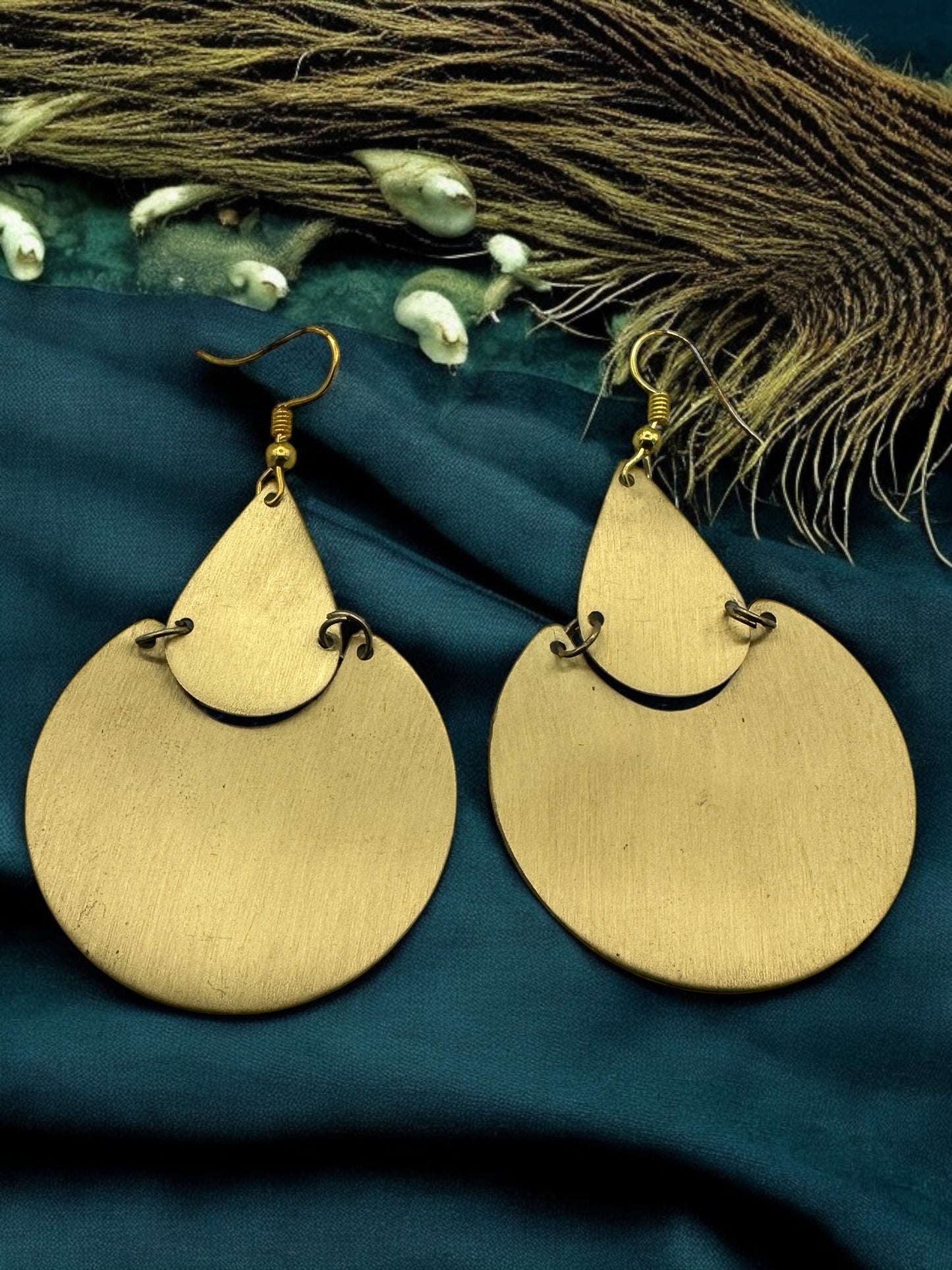 Elegant Brass Dangle Earrings – Modern Teardrop Design