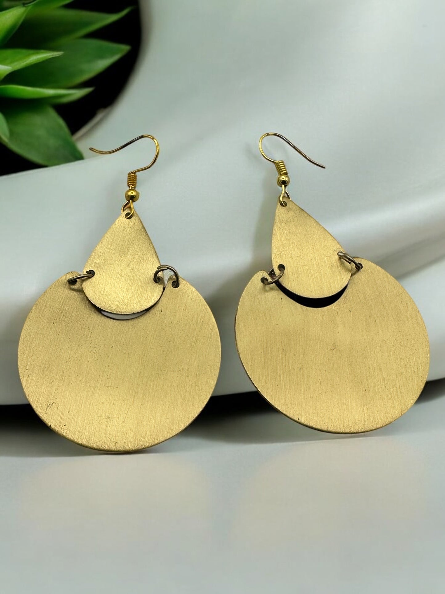 Elegant Brass Dangle Earrings – Modern Teardrop Design